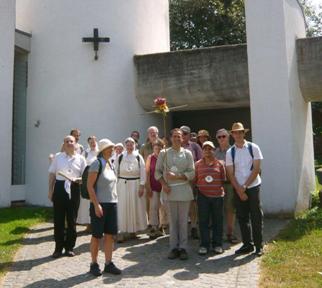 Die Pilgergruppe an der Schneckenkapelle in Billings